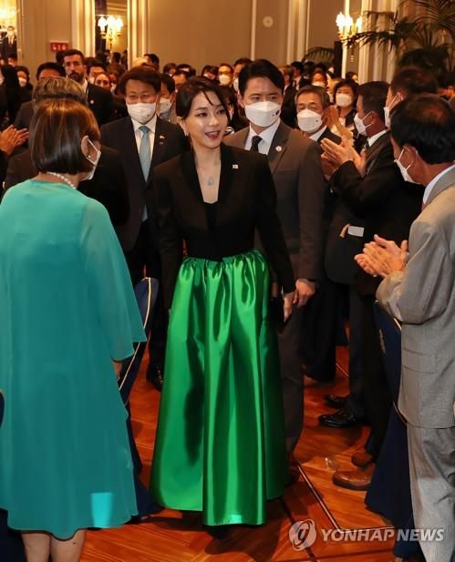 반클리프 목걸이 착용한 김건희씨     (마드리드=연합뉴스) 대통령 부인 김건희씨가 29일(현지시간) 스페인 마드리드 만다린 오리엔탈 리츠호텔에서 열린 동포간담회에 박수를 받으며 입장하고 있다. 2022.6.30