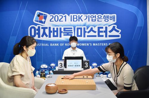 2021 IBK기업은행배 결승에서 최정(오른쪽)이 오정아를 꺾고 우승했다.[한국기원 제공. 재판매 및 DB 금지]