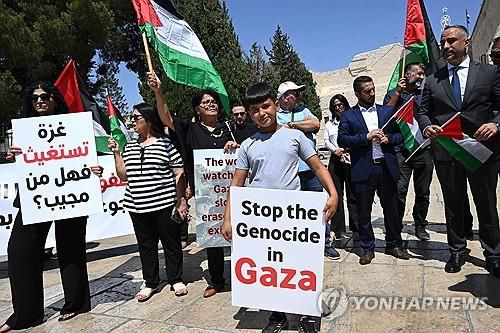 가자전쟁 종식을 요구하며 시위를 벌이고 있는 팔레스타인 주민들 [UPI 연합뉴스 자료사진]