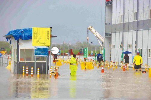 호우로 인해 성인 허벅지까지 침수된 TSMC 자이 공장 단지 주변[대만 중국시보 캡처. 재판매 및 DB 금지]