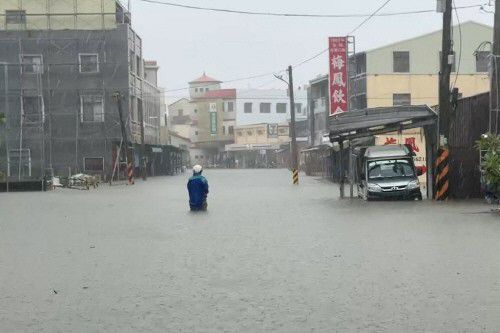 성인 허벅지 높이까지 침수된 타이난 허우비 지역[대만 중앙통신사 캡처. 재판매 및 DB 금지]