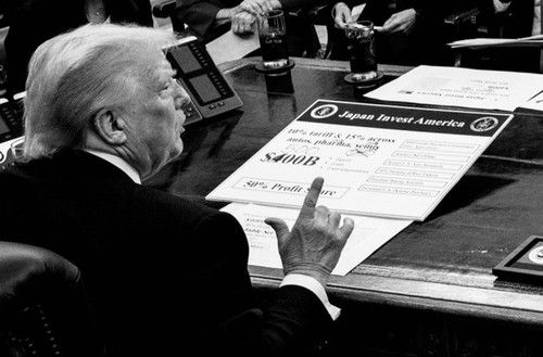 트럼프 미국 대통령 앞에 놓인 미일 무역 협상 문서(워싱턴=연합뉴스) 도널드 트럼프 미국 대통령이 백악관 집무실에서 일본의 무역 협상 총괄인 아카자와 료세이 경제재생상과 대화하는 사진으로 트럼프 대통령이 일본과 무역 합의를 발표한 지난 22일(현지시간) 댄 스커비노 백악관 부비서실장이 엑스에 올렸다. 사진 속 문서에는 일본이 미국에 투자하겠다고 제안한 4천억달러를 지우고 손으로 5천억달러를 적은 게 보인다. 2025.7.23 [스커비노 엑스 다운로드. 재판매 및 DB 금지]