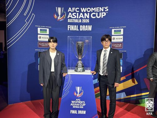 2026 여자아시안컵 조추첨식에 참석한 여자대표팀 신상우 감독(오른쪽)과 전유경.[대한축구협회 제공. 재판매 및 DB 금지]