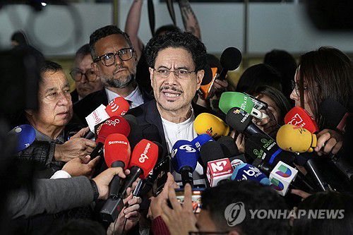 28일(현지시간) 우리베 전 대통령 재판 후 취재진 앞에 선 이반 세페다 의원[보고타 AP=연합뉴스. 재판매 및 DB 금지]