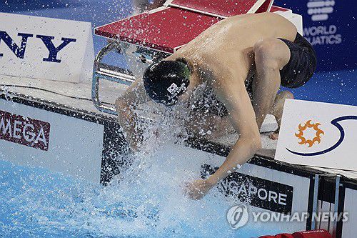 경기 준비하는 황선우.[AP=연합뉴스]
