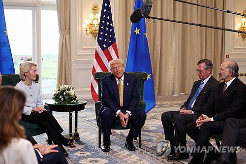 미-EU 협상 타결 발표 자리에 참석한 하워드 러트닉 미 상무장관(맨 오른쪽)[로이터 연합뉴스 자료사진. 재판매 및 DB 금지]