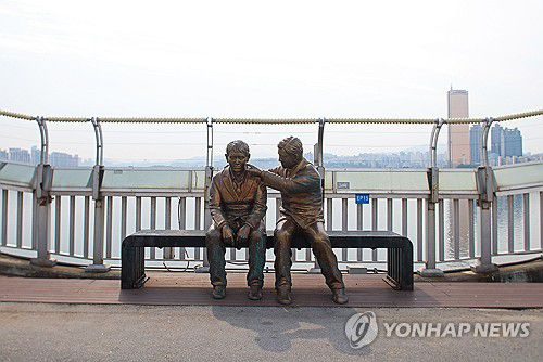 마포대교에 설치된 '한 번만 더' 동상 모습[연합뉴스 자료사진]