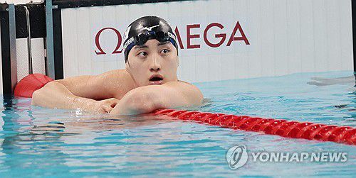 기록 확인하는 최동열[연합뉴스 자료사진]