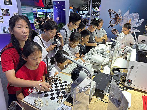 AI 로봇과 체스·바둑 두는 중국 어린이들(상하이=연합뉴스) 정성조 특파원 = 27일 중국 상하이에서 열린 '2025 세계인공지능대회(WAIC)' 전시장에서 어린이 관람객들이 인공지능(AI)을 상대로 체스와 바둑을 두고 있다. 2025.7.27 xing@yna.co.kr