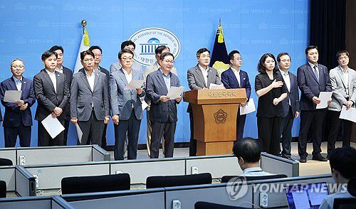 기자회견하는 박찬대 의원(서울=연합뉴스) 박동주 기자 = 더불어민주당 대표 후보인 박찬대 의원이 29일 서울 여의도 국회 소통관에서 현안 관련 기자회견을 하고 있다. 2025.7.29 pdj6635@yna.co.kr