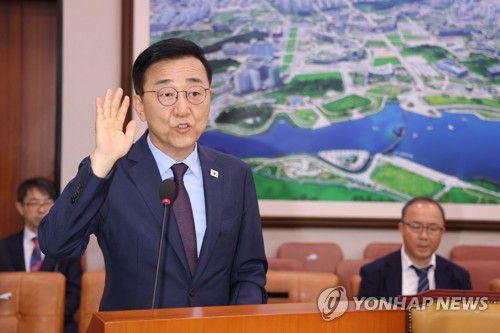 선서하는 김윤덕 국토교통부 장관 후보자(서울=연합뉴스) 황광모 기자 = 김윤덕 국토교통부 장관 후보자가 29일 국회 국토교통위원회에서 열린 인사청문회에서 선서하고 있다. 2025.7.29 hkmpooh@yna.co.kr