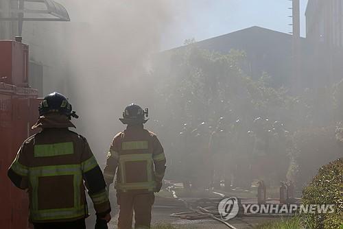 화재 연기 속 소방대원(영암=연합뉴스) 조남수 기자 = 29일 전남 영암군 HD현대삼호에서 소방대원들이 진화작업하고 있다. 2025.7.29 iso64@yna.co.kr