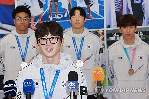 인터뷰하는 육상 남자 계주 400m 대표 서민준(영종도=연합뉴스) 신현우 기자 = 2025 라인-루르 하계 세계대학경기대회(U대회) 육상 남자 계주 400ｍ에서 금메달을 딴 서민준이 29일 인천국제공항 제1여객터미널을 통해 귀국, 인터뷰하고 있다. 2025.7.29 nowwego@yna.co.kr