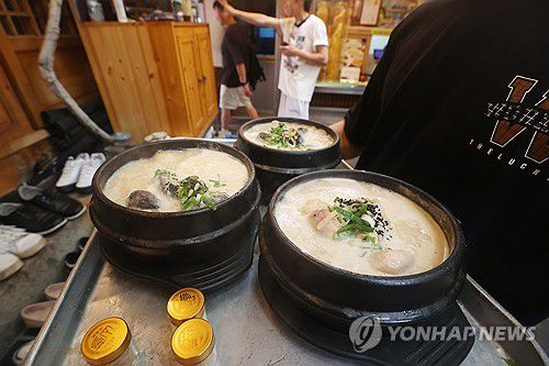 중복 앞둔 삼계탕집(서울=연합뉴스) 진연수 기자 = 중복을 하루 앞둔 29일 서울 시내의 한 삼계탕집에서 직원이 삼계탕을 서빙하고 있다. 2025.7.29 jin90@yna.co.kr