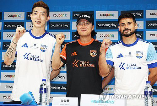 포즈 취한 팀K리그(수원=연합뉴스) 홍기원 기자 = 뉴캐슬 유나이티드와 2025 쿠팡플레이 시리즈 1경기를 앞둔 팀K리그 김판곤 감독(가운데)과 조현우(왼쪽), 세징야(오른쪽) 선수가 29일 경기도 수원월드컵경기장에서 열린 기자회견에서 포즈를 취하고 있다. 2025.7.29 xanadu@yna.co.kr