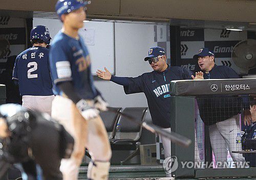 NC 추격 시작(부산=연합뉴스) 강선배 기자 = 29일 부산 사직야구장에서 열린 프로야구 NC 다이노스와 롯데 자이언츠의 경기. 7회 초 1사 1, 3루 NC 이우성의 중전 희생플라이 때 득점한 3루 주자 박민우가 이호준 감독의 환영을 받고 있다. 2025.7.29 sbkang@yna.co.kr