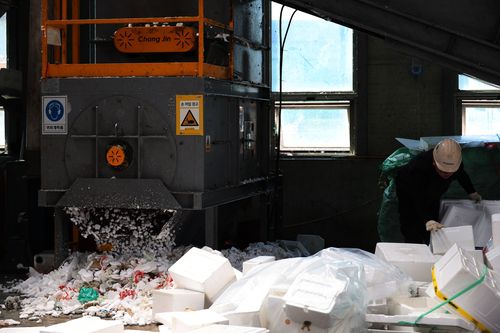 뜨거운 기계 옆에서 작업(대구=연합뉴스) 박세진 기자 = 30일 대구 동구 불로동 자원재활용센터에서 작업자 손문기(29)씨가 스티로폼 재활용 작업을 하고 있다. 2025.7.30 psjpsj@yna.co.kr