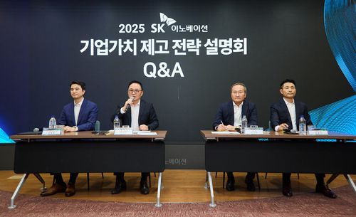 2025 SK이노베이션 기업가치 제고 전략 설명회SK이노베이션 경영진이 30일 서울 종로구 SK서린빌딩 수펙스홀에서 열린 '2025 SK이노베이션 기업가치 제고 전략 설명회'에서 경영 현안과 관련해 소통하고 있다. (왼쪽부터 추형욱 SK이노베이션 대표이사 사장, 장용호 SK이노베이션 총괄사장, 이석희 SK온 사장, 김원기 SK엔무브 사장) [SK이노베이션 제공. 재판매 및 DB 금지]