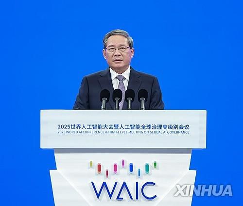 세계인공지능대회 개막식에서 연설하는 리창 중국 국무원 총리(상하이 신화=연합뉴스 자료사진) 2026년 7월 26일 리창 중국 국무원 총리가 상하이에서 열린 2025 세계인공지능대회 개막식에서 연설하고 있다.  (Xinhua/Wang Ye) 2025.7.30.