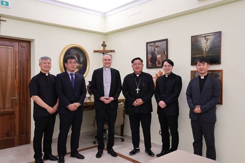 한국어 오디오 가이드 전달식(서울=연합뉴스) 29일(현지시간) 천주교 서울대교구 이경상 주교 등이 교황청에서 바티칸시국 총대리 마우로 감베티 추기경과 성 바티칸 베드로 대성전에 설치될 새로운 한국어 오디오 가이드 전달식을 하고 기념 사진 촬영에 응하고 있다. 왼쪽부터 교황청립 로마한인신학원장 정연정 몬시뇰, 주교황청 대한민국 대사관 이정우 대사대리, 마우로 감베티 추기경, 서울대교구 이경상 주교, 최광희 주교, 홍보위원회 언론담당 이재협 신부. [천주교 서울대교구 제공. 재판매 및 DB 금지]