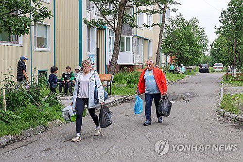 대피하는 캄차카 주민들[타스 연합뉴스. 재판매 및 DB 금지]