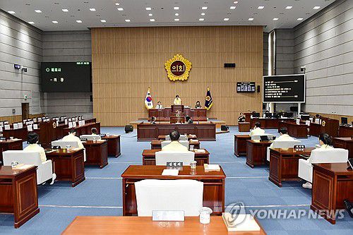 민방위복 입고 본회의 참석한 광주시의원들[광주시의회 제공. 재판매 및 DB 금지]