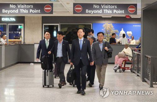 미국 도착한 구윤철 부총리 겸 기재부 장관(워싱턴=연합뉴스) 박성민 특파원 = 구윤철 부총리 겸 기획재정부 장관이 29일(현지시간) 워싱턴DC 인근 덜레스 국제공항을 통해 미국에 입국하고 있다. 2025.7.30 min22@yna.co.kr