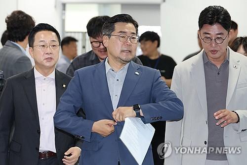 지지 호소 기자회견 나서는 박찬대 후보(서울=연합뉴스) 김주성 기자 = 더불어민주당 박찬대 당대표 후보가 30일 서울 여의도 국회 소통관에서 지지를 호소하는 기자회견에 나서고 있다. 2025.7.30 utzza@yna.co.kr