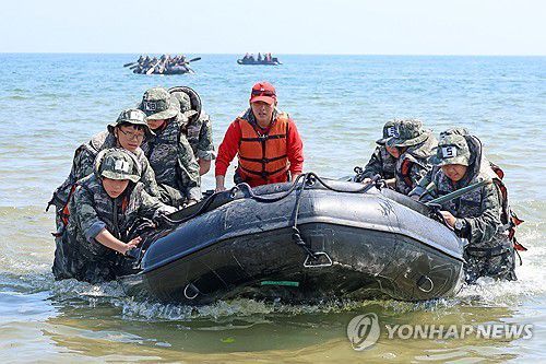 고무보트 옮기는 해병대 캠프 참가자(포항=연합뉴스) 손대성 기자 = 30일 경북 포항시 남구 도구해수욕장 일원에서 열린 여름 해병대 캠프에서 참가자들이 IBS(소형고무보트) 체험을 한 뒤 보트를 육지로 옮기고 있다. 2025.7.30 sds123@yna.co.kr