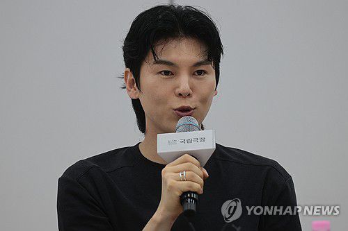 인사말하는 김준수(서울=연합뉴스) 류효림 기자 = 국립창극단 배우 김준수가 30일 서울 중구 국립극장 뜰아래연습장에서 열린 국립창극단 신작 '심청' 연습실 공개 및 라운드 인터뷰에서 인사말을 하고 있다. 2025.7.30 ryousanta@yna.co.kr