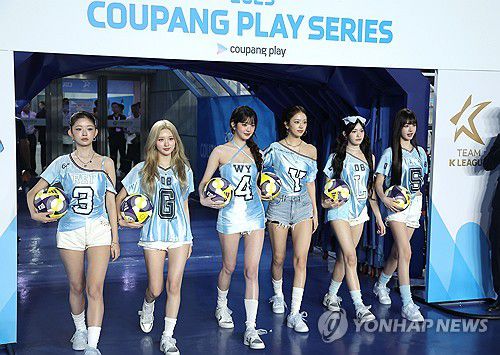 시축 나선 걸그룹 아이브(수원=연합뉴스) 류영석 기자 = 30일 수원월드컵경기장에서 열린 2025 쿠팡플레이 시리즈 팀 K리그와 뉴캐슬 유나이티드의 경기.     시축에 나서는 걸그룹 아이브가 입장하고 있다. 2025.7.30 ondol@yna.co.kr