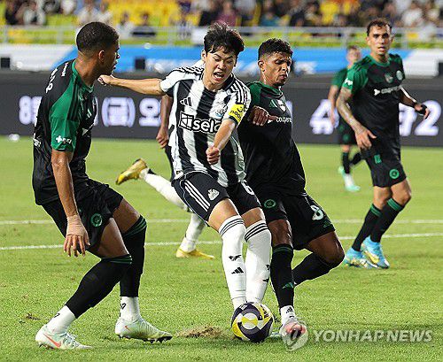 뉴캐슬 유니폼 입은 박승수(수원=연합뉴스) 류영석 기자 = 30일 수원월드컵경기장에서 열린 2025 쿠팡플레이 시리즈 팀 K리그와 뉴캐슬 유나이티드의 경기.     교체로 투입된 뉴캐슬 박승수가 슛을 시도하고 있다. 2025.7.30 ondol@yna.co.kr