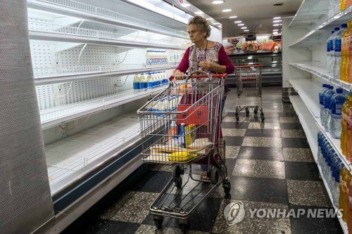 베네수엘라 도시의 텅 빈 마트 진열대(2018년)2018년 9월 12일 베네수엘라 수도 카라카스의 한 마트에서 노인이 경기 침체와 인플레이션 속에 텅 빈 진열대를 바라보고 있다.[EPA=연합뉴스 자료사진. 재배포 DB 금지]