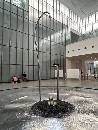 아가몬 인큐베이터     (서울=연합뉴스) 김예나 기자 = 31일 서울 종로구 국립현대미술관 서울관의 개방형 공간 '서울박스'에 추수(TZUSOO·33) 작가의 조각 설치 작품 '아가몬 5'이 전시돼 있다. 2025.7.31     yes@yna.co.kr