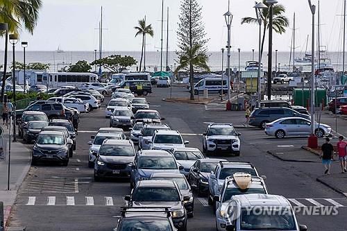 하와이 항구 근처의 교통 대혼란(와이키키<미국 하와이주 오아후> AFP=연합뉴스) 2025년 7월 29일 미국 하와이주 오아후 섬 와이키키의 알라웨이항(港) 근처에서 항구를 떠나려는 자동차들이 몰려 교통혼잡이 벌어지고 있다. (Photo by Eugene Tanner / AFP) 2025.7.31.