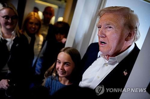 29일(현지시간) 에어포스원에서 발언하는 트럼프 대통령[AFP 연합뉴스 자료사진 재판매 및 DB 금지]