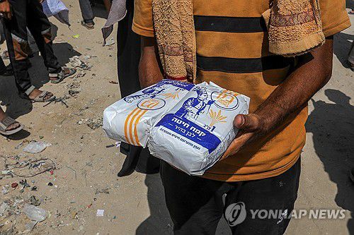 가자지구 배급소에서 배급받은 구호 물자.[UPI=연합뉴스. 재판매 및 DB 금지]