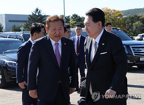 윤석열 전 대통령(오른쪽)과 이상민 전 행정안전부 장관[연합뉴스 자료사진]