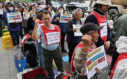 의료급여 정률제 철회 결의대회(서울=연합뉴스) 한상균 기자 = 기초법바로세우기공동행동, 무상의료운동본부, 보건의료단체연합 등 시민단체들이 29일 정부서울청사 인근에서 의료급여 정률제 철회 촉구 결의대회를 하고 있다. 2024.10.29 xyz@yna.co.kr