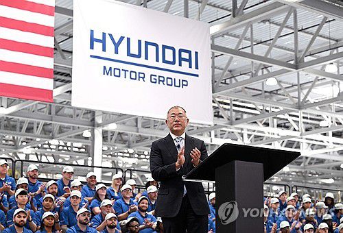 박수치는 정의선 회장(서울=연합뉴스) 정의선 현대차그룹 회장이 26일(현지시간) 미국 조지아주 엘라벨에서 열린 '현대자동차그룹 메타플랜트 아메리카'(HMGMA) 준공식에서 박수를 치고 있다. 2025.3.27 [현대자동차·기아 제공. 재판매 및 DB 금지] photo@yna.co.kr