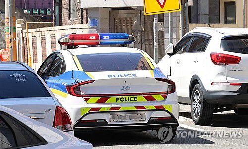 흉기 살인 발생한 대전 서구 괴정동 주택가(대전=연합뉴스) 강수환 기자 = 29일 낮 12시 8분께 대전 서구 괴정동 주택가에서 한 남성이 30대 여성을 흉기로 찌르고 도주했다. 경찰은 피해 여성의 전 연인으로 추정되는 20대 남성 용의자를 쫓고 있다. 사진은 현장 근처를 돌아다니는 경찰 순찰차. 2025.7.29 swan@yna.co.kr