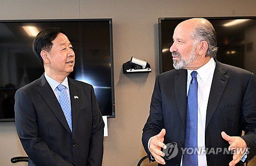 구윤철 부총리, 하워드 러트닉 미국 상무장관 통상협의(서울=연합뉴스) 한-미 통상협의차 미국 워싱턴DC를 방문 중인 구윤철 부총리 겸 기획재정부 장관이 29일(현지시간) 미국 상무부에서 하워드 러트닉 상무장관과 통상협의에 앞서 환담하고 있다. 2025.7.30 [기획재정부 제공. 재판매 및 DB 금지] photo@yna.co.kr