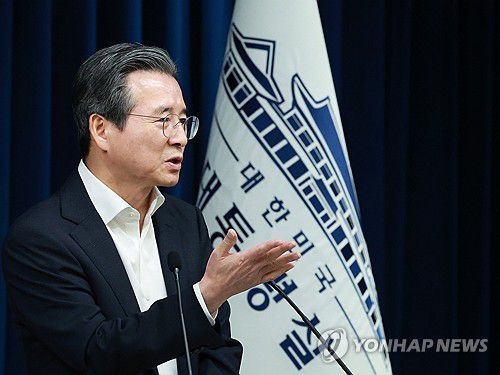 한미관세 협상타결, 질문 받는 김용범 정책실장(서울=연합뉴스) 홍해인 기자 = 김용범 대통령실 정책실장이 31일 서울 용산 대통령실 청사에서 한미 관세 협상 타결 브리핑 후 기자들의 질문을 받고 있다. 2025.7.31 hihong@yna.co.kr