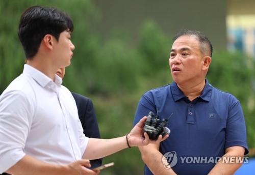 명태균, 김건희 특검 출석(서울=연합뉴스) 김도훈 기자 = 공천개입 의혹을 받는 정치 브로커 명태균씨(오른쪽)가 31일 뇌물공여 혐의 피의자 신분으로 조사를 받기 위해 서울 종로구에 위치한 김건희 특검 사무실로 출석하며 발언하고 있다. 2025.7.31 superdoo82@yna.co.kr