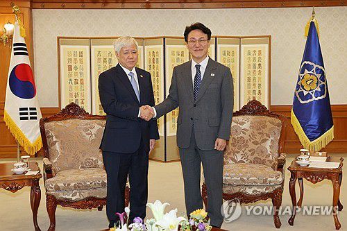 김민석 국무총리, 찌엔 베트남 조국전선 위원장 접견(서울=연합뉴스) 김민석 국무총리가 31일 서울 종로구 정부서울청사에서 한국국제교류재단의 초청으로 방한 중인 도 반 찌엔 베트남 조국전선 위원장을 접견하며 악수하고 있다. 2025.7.31 [총리실 제공. 재판매 및 DB금지] photo@yna.co.kr