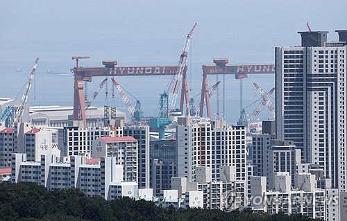 가동 중인 HD현대중공업 크레인(울산=연합뉴스) 김용태 기자 = 한미 무역협상이 타결된 31일 울산시 동구 HD현대중공업에서 크레인이 가동하고 있다. 한국은 미국에 3천500억달러(약 487조원)를 투자하는 등의 조건으로 상호관세를 기존 25%에서 15%로 낮추는 것에 합의했다. 지역 조선 업계는 투자금 중 1천500억달러가 조선 협력에 쓰이는 것에 기대감을 드러내고 있다. 2025.7.31 yongtae@yna.co.kr