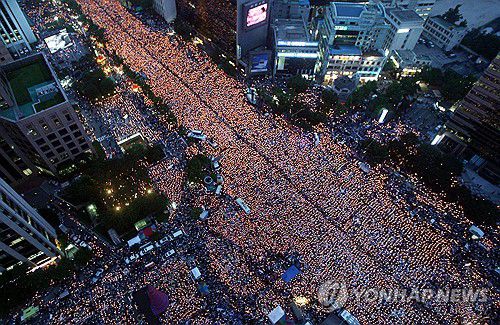 한미협상, 미국측에 광우병 집회 사진 제시(서울=연합뉴스) 31일 한미 통상협상에서 우리 정부가 쌀과 소고기 시장 추가 개방을 막아내면서 농업 분야에서는 일부 성과를 거뒀다는 평가가 나온다. 협상단은 우리나라가 농축산물 시장 개방에 정치·정서적으로 민감하다는 점을 알리기 위해 지난 2008년의 광우병 집회 사진을 미국측에 제시한 것으로 알려졌다. 사진은 2008년 6월 촛불집회 모습. 2025.7.31 [사진공동취재단] photo@yna.co.kr