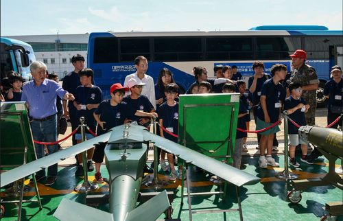 전투기에 장착하는 무기체계 관람하는 캠프 참가자들(예천=연합뉴스) 제16전투비행단에서 품앗이 캠프 참가자들이 전투기에 장착하는 무기체계를 관람하고 있다. [공군 제16전투비행단 제공]