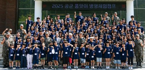 품앗이 캠프 참가자들 단체 사진(예천=연합뉴스) 제16전투비행단에서 품앗이 캠프 참가자들이 공군 장병들과 함께 단체 사진을 찍고 있다. [공군 제16전투비행단 제공]