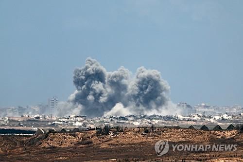 가자지구 북부 폭격(가자지구 EPA=연합뉴스) 2025년 7월 31일(현지시간) 이스라엘군의 폭격으로 가자지구 북부에서 연기가 피어오른 모습을 이스라엘군 측에서 촬영한 사진. (EPA/ATEF SAFADI) 2025.8.1.
